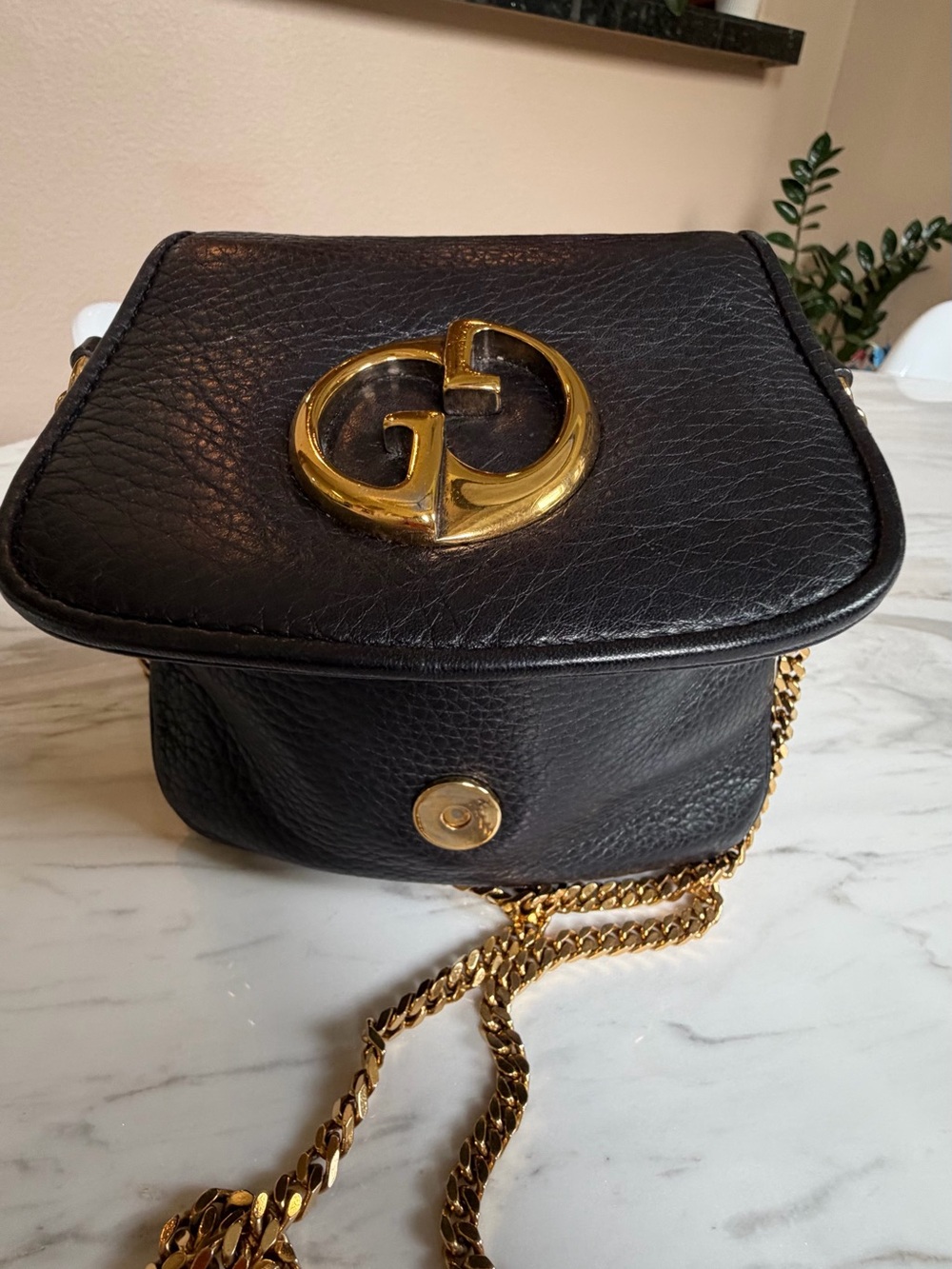 Gucci Black Pebbled Leather Crossbody with Gold GG Hardware - Picture 3 of 11